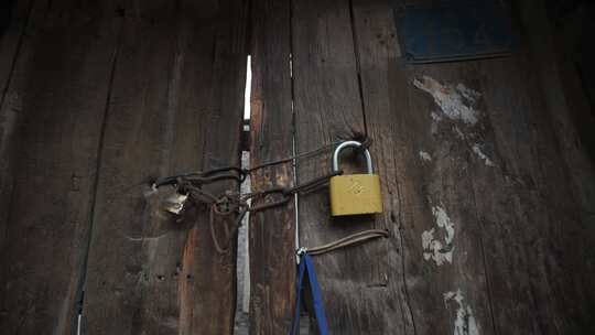 古城小镇沧桑岁月的大门紧锁