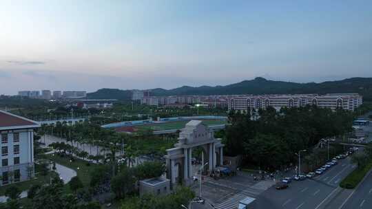 学校操场航拍校园风光足球场俯拍学校运动场