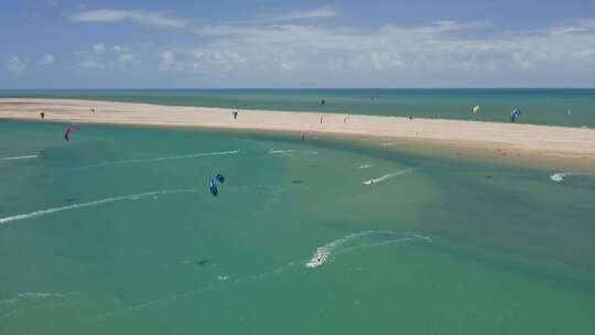 一群人在海边冲浪