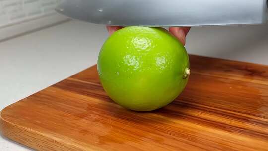 手用刀切青柠