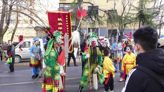 街头踩高跷表演，游街 传统表演