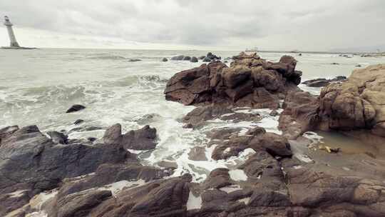 大海边的岩石海浪