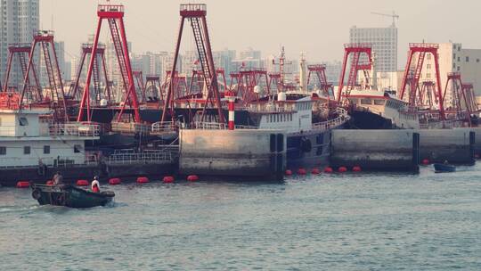 海边海港货船停泊驳船广西北海市海口渔船