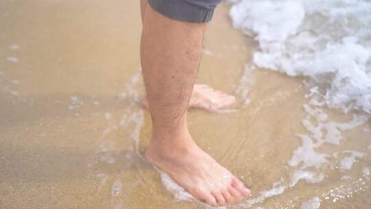 海边沙滩浪花脚边视频素材模板下载