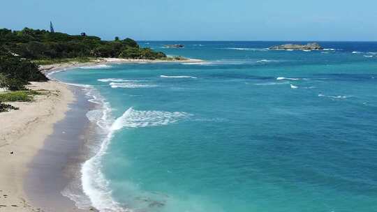 海浪拍打着海岸