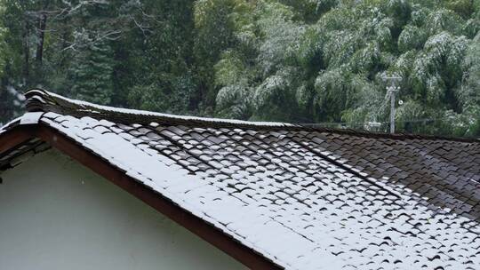 山村屋顶积雪视频素材模板下载