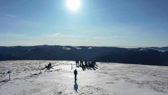 雪山上航拍日照当空