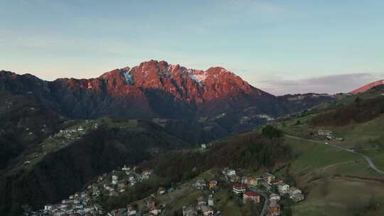 日出时塞里亚纳山谷及其山脉的美丽鸟瞰图，奥罗比阿尔卑斯山，贝加莫，伊塔尔