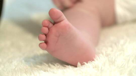 宝宝的脚的特写视频素材模板下载
