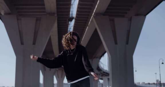 一个女人独自在天桥下跳舞