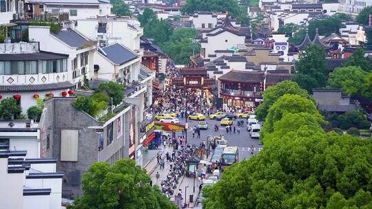 中国江苏南京夫子庙秦淮河贡院街穿梭的行人