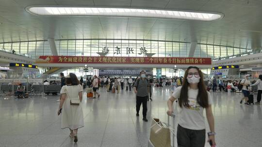 实拍中国高铁站的人流