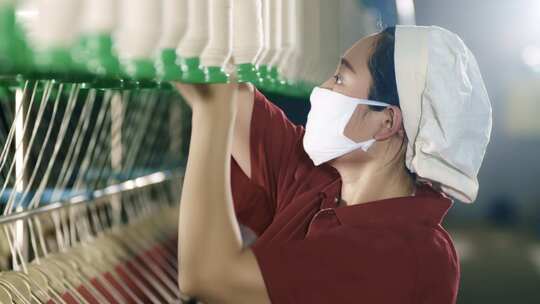 纺织车间女工操作