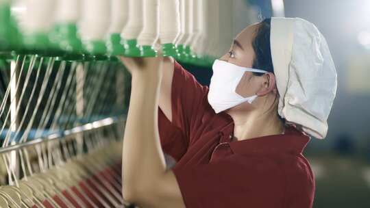 纺织车间女工操作视频素材模板下载