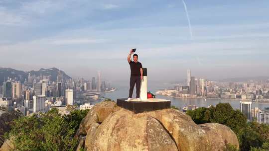 站在香港宝马山顶的中年男人