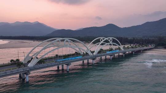 夕阳下日月湾大桥