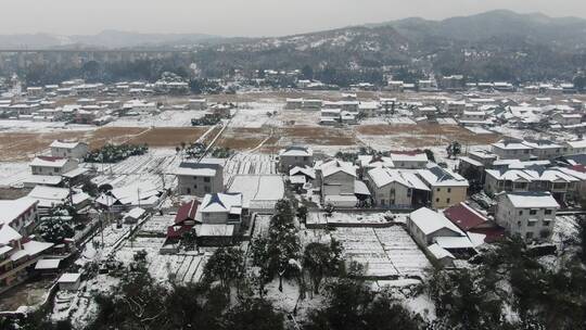 航拍美丽乡村田园冬天雪景