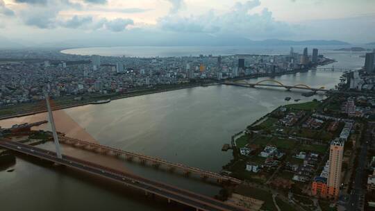 岘港的跨河大桥的航拍