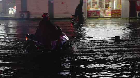 台风贝碧嘉携带暴雨造成道路积水出行不便