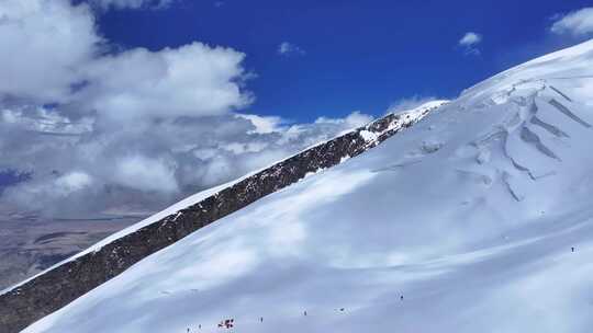 航拍冰川之父慕士塔格峰雪山冰川上的登山队