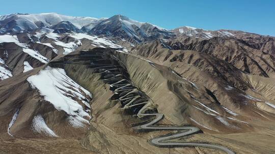 航拍新疆喀什塔县盘龙古道雪山公路