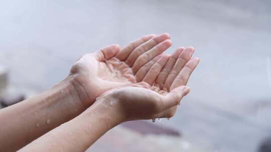 女生下雨雨天伸手接雨水意境失恋视频素材模板下载