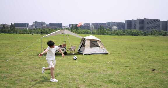 年轻家庭户外露营，父子玩飞盘慢镜头