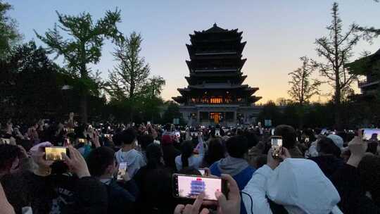 济南大明湖景区超然楼广场，游客聚集拍照