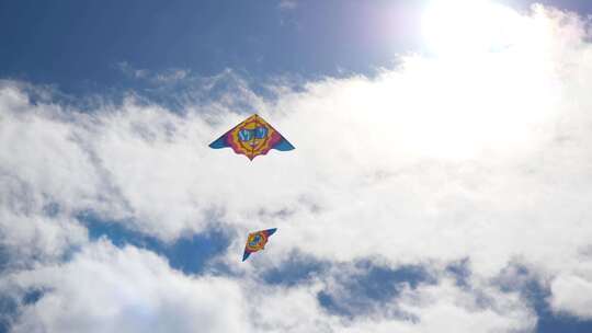 天空中的风筝。五颜六色的风筝在蓝天上飞翔