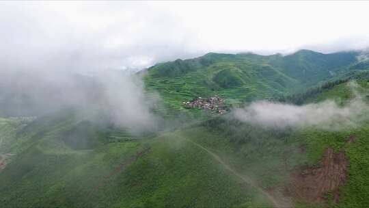 云层穿过大山航拍