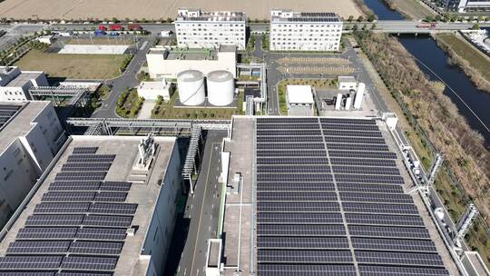 现代工厂屋顶太阳能光伏发电板