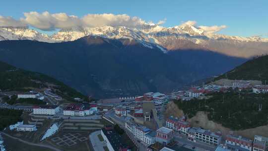 航拍梅里雪山飞来寺