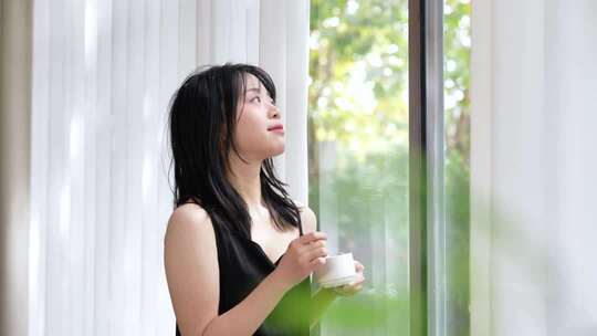 女生享受阳光小清新