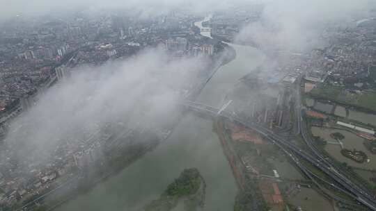 雨雾中的桥梁航拍