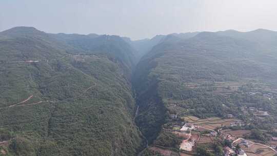 巍峨大山山谷航拍