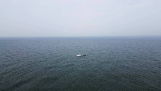 平静的海面孤独的船