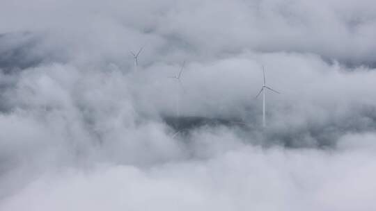 晨雾中的草原风电场航拍空镜