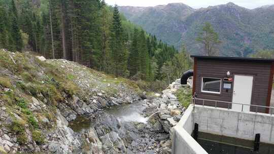 挪威Vaksdal的一个名为Markaani的小型水力发电厂的小水坝和取水口-I视频素材模板下载