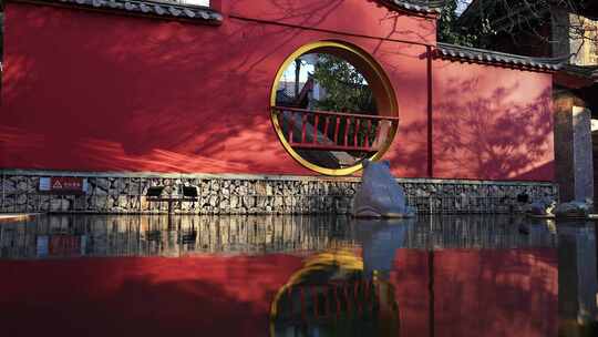 云南旅游丽江古城束河古镇庭院红墙景观视频素材模板下载