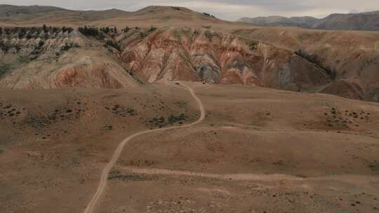 阿尔泰，Kyzyl-Chin山谷的红色山脉的火星谷