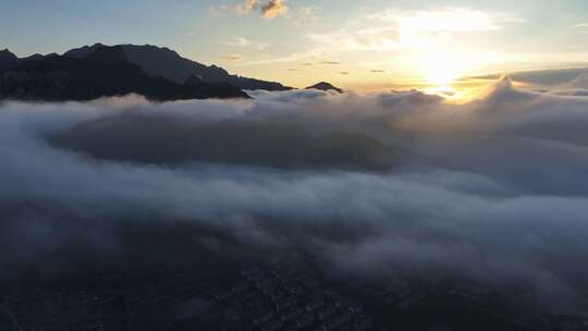 雨后泰山，云海翻腾