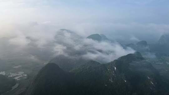 云海中的青山 空中俯瞰壮美景观