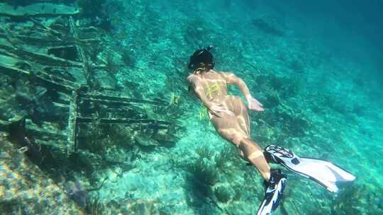 比基尼美女潜水第一视角海底沉船探险寻宝