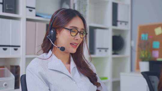 在办公企业工作的亚洲美女女商人呼叫中心。