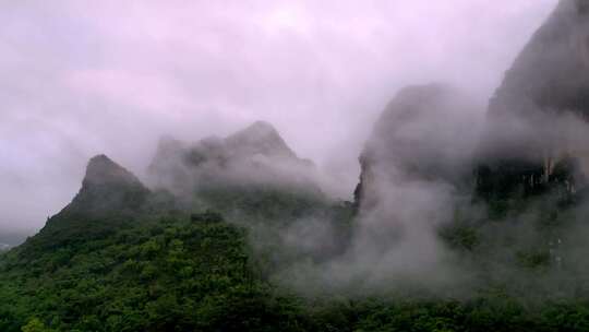 桂林阳朔月亮山雨后风光