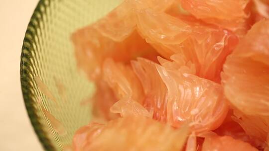 厨师剥红心柚子肉视频素材模板下载