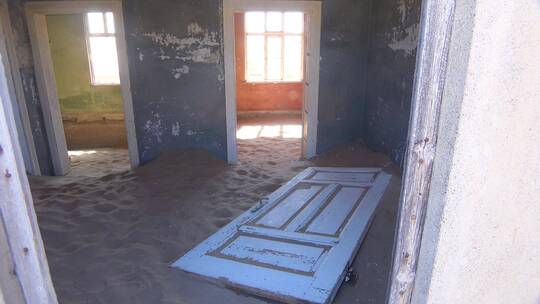 沙子填满了一间废弃的房屋视频素材模板下载