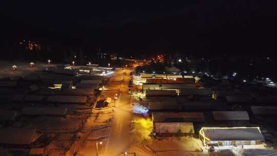 航拍新疆喀纳斯老村冬季夜景雪地小木屋