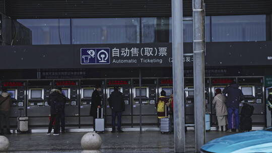 2023年春运下雪的上海虹桥火车站