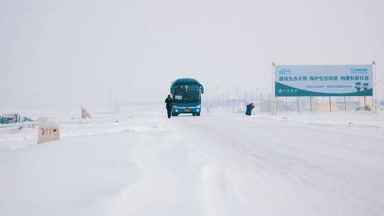冬天冰雪天气道路上行驶的汽车